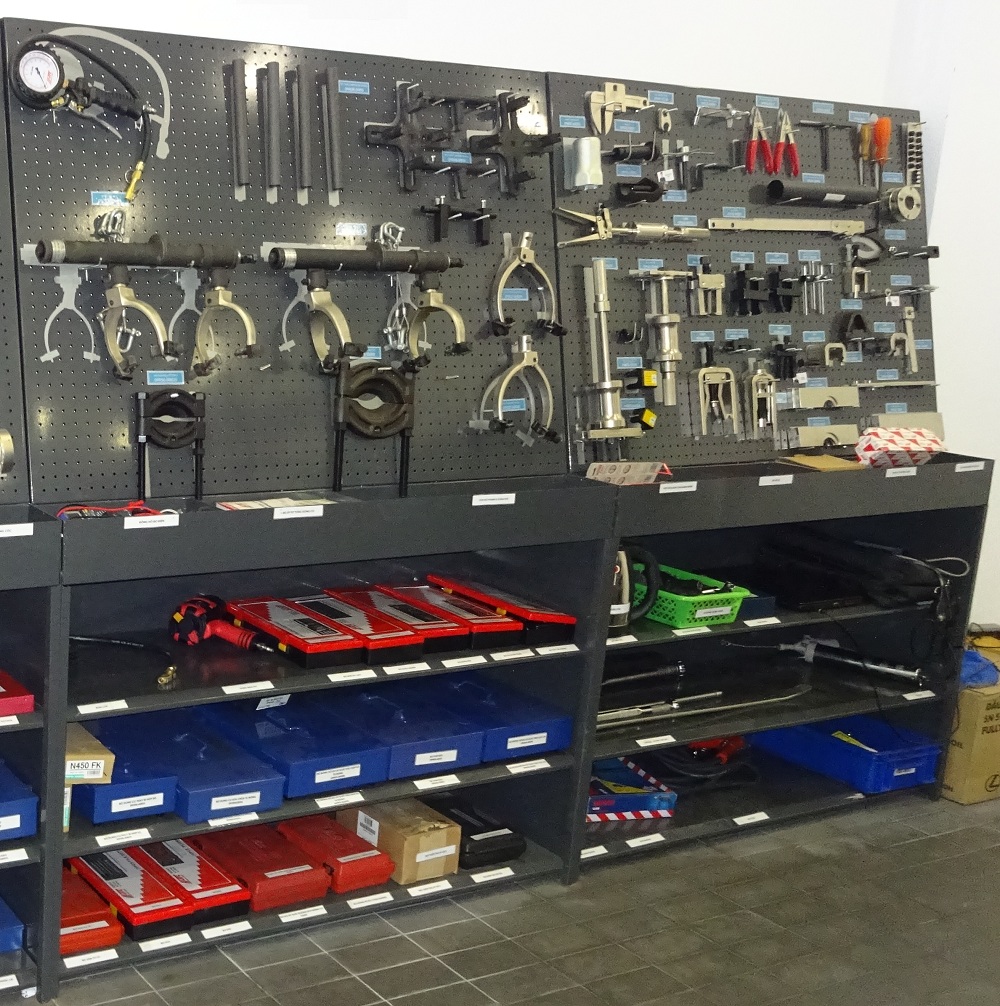 gia-treo-dung-cu-dac-biet-sst