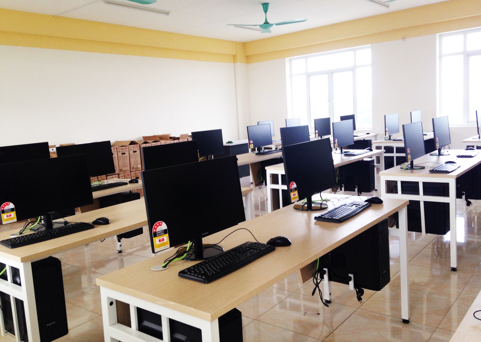 thiet-bi-dao-tao-tin-hoc