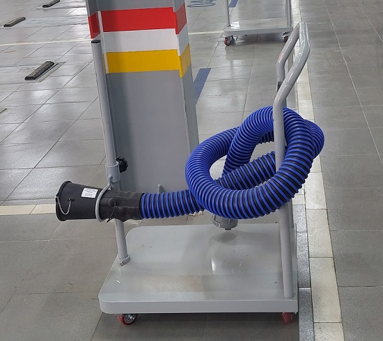 car-carrying-exhaust-pipes-kawasami-xdc1